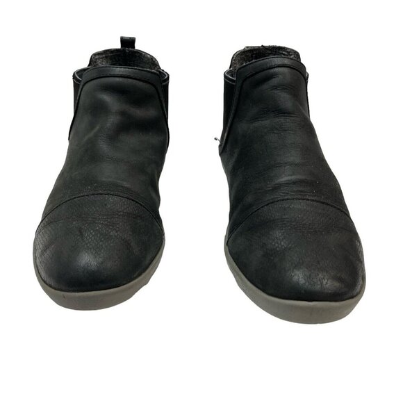 Olukai Pumehana Hulu WP Boots Women 9 Black Nubuck Leather Ankle Booties Pull On - Picture 2 of 9